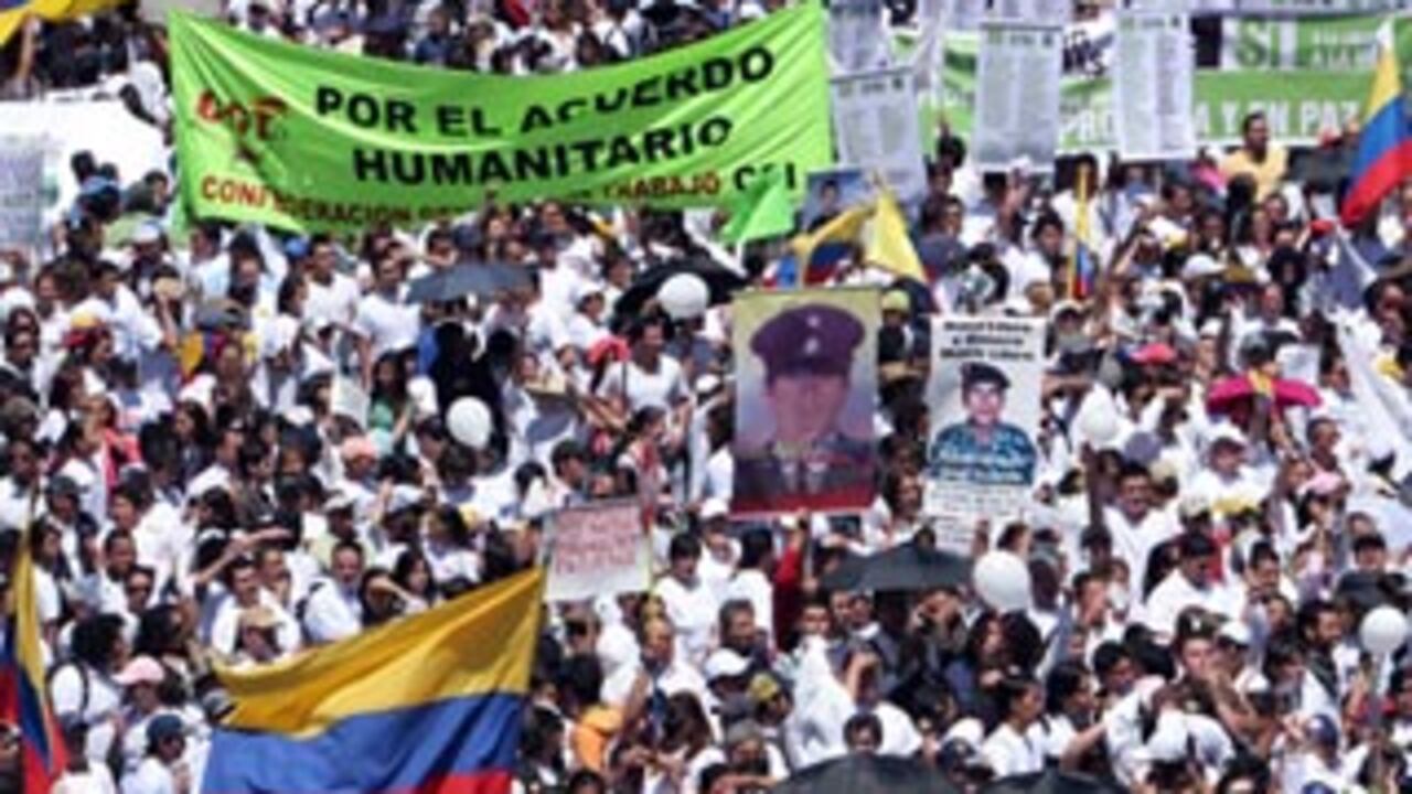 Las centrales obreras y el Polo Democrático llegaron con consignas para rechazar la guerra en general y para apoyar el acuerdo humanitario.