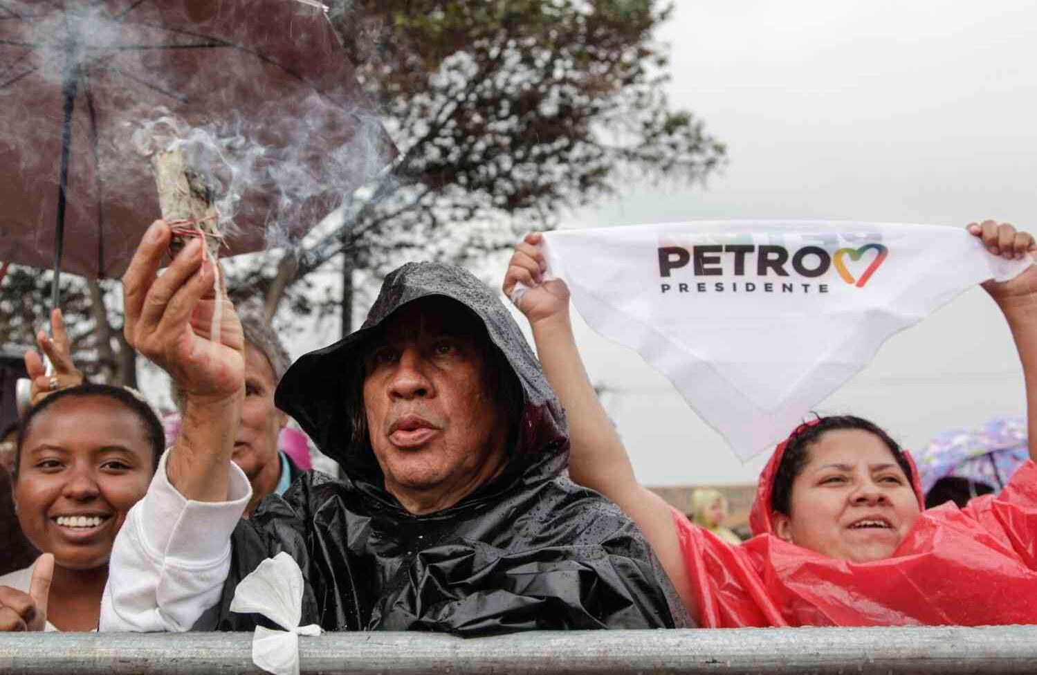Algunos, como este ciudadano, dijeron que su presencia ayudaba a Petro a limpiar sus energías. Foto: Diana Rey Melo