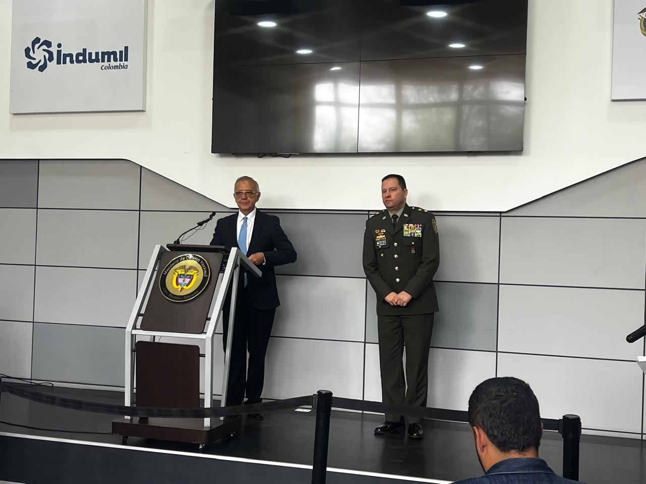 El ministro de Defensa, Iván Velásquez junto al nuevo director de la Policía Nacional, general Carlos Triana.