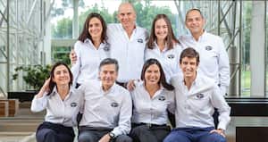 Arriba de izquierda a derecha:Cristina de la Vega, directora ejecutiva; Carlos Roncallo, vicepresidente de crecimiento; Valentina Vieira, vicepresidenta de mercadeo, y Juan Rafael Restrepo, vicepresidente de operaciones. Abajo en el mismo orden: Carolina Espitia, vicepresidenta financiera; Ernesto Fajardo, presidente; Claudia Di Terlizzi, vicepresidenta de transformación y talento; Santiago Peláez, vicepresidente financiero y de TI en Clover Sonoma.
