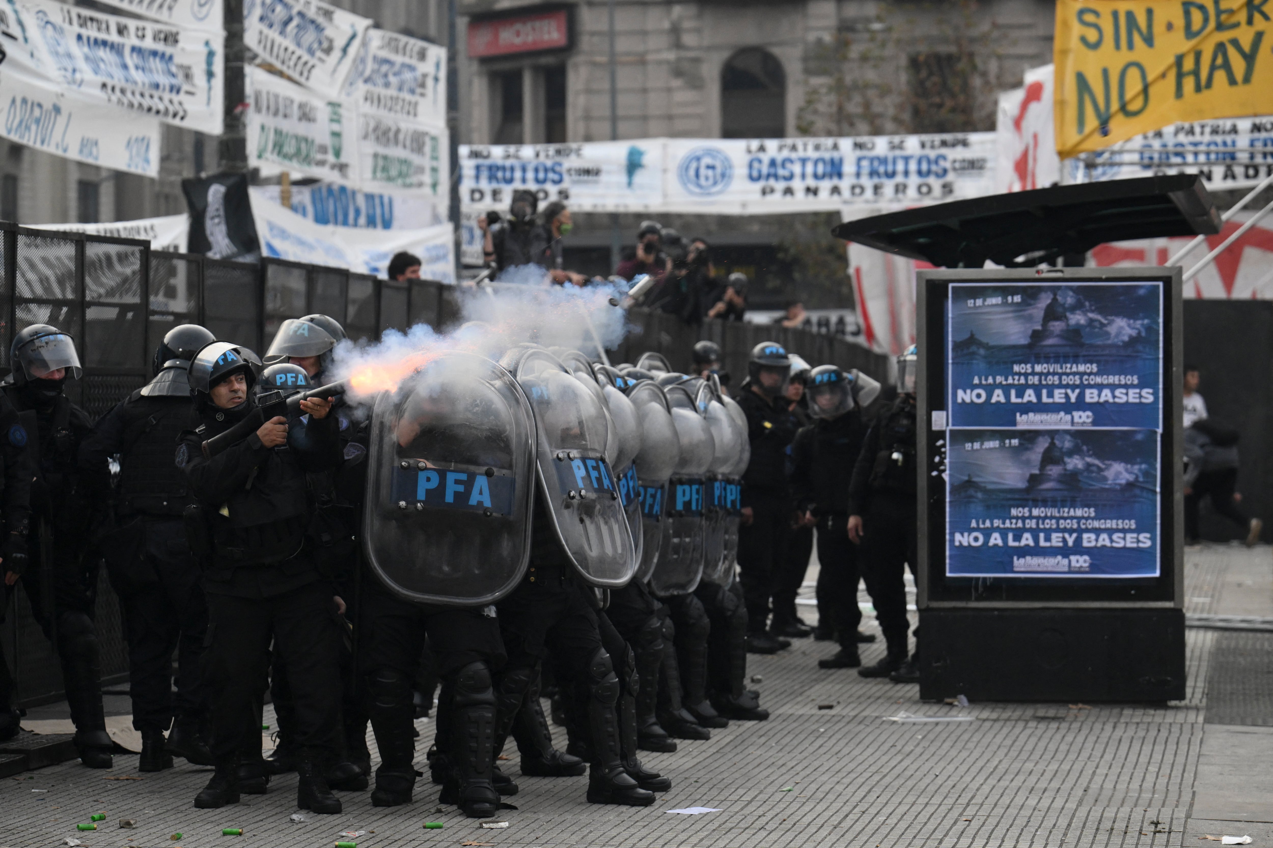 Los senadores argentinos están discutiendo un paquete de reformas clave para el presidente de extrema derecha Javier Milei, en un Sesión marcada por huelgas y manifestaciones frente al Congreso.