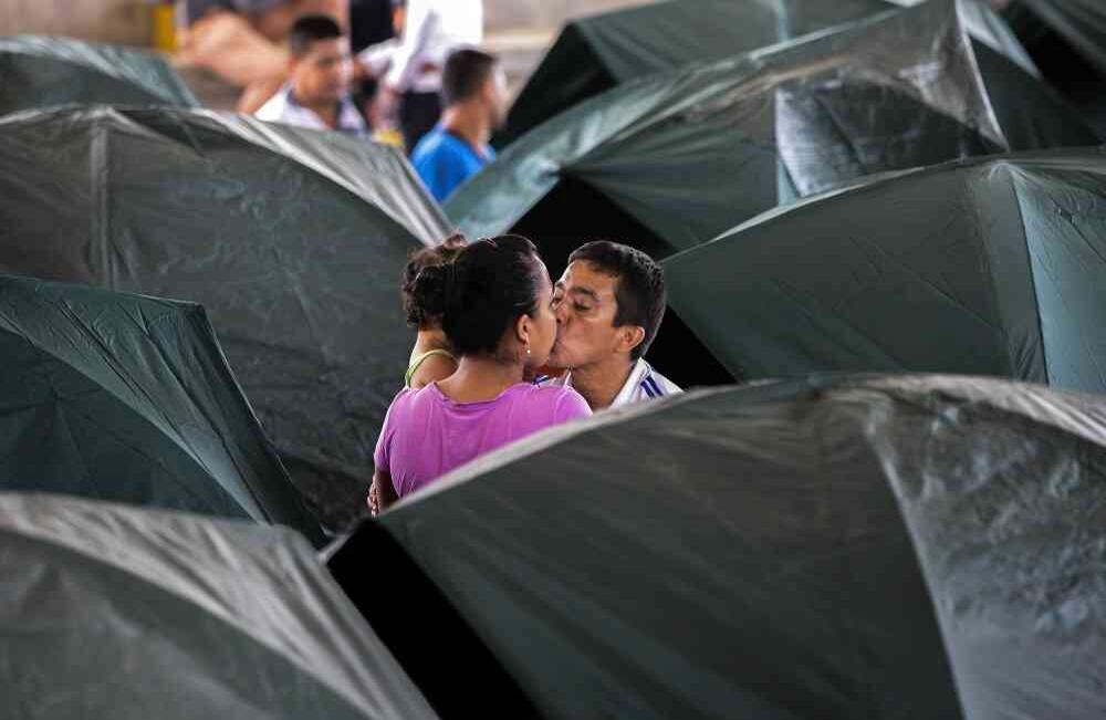Una pareja de esposos se besan el miércoles 5 de abril de 2017 en un albergue para damnificados, en Mocoa, Putumayo, luego que la noche del 31 de marzo una avalancha provocada por el desbordamiento de los ríos Mocoa, Mulato y Sangoyaco arrasó con todo lo que encontró a su paso. Hasta el momento la cifra de muertos se eleva a  301víctimas mortales y un indeterminado numero de desaparecidos. Foto: Carlos Julio Martínez / Enviado Especial de Semana