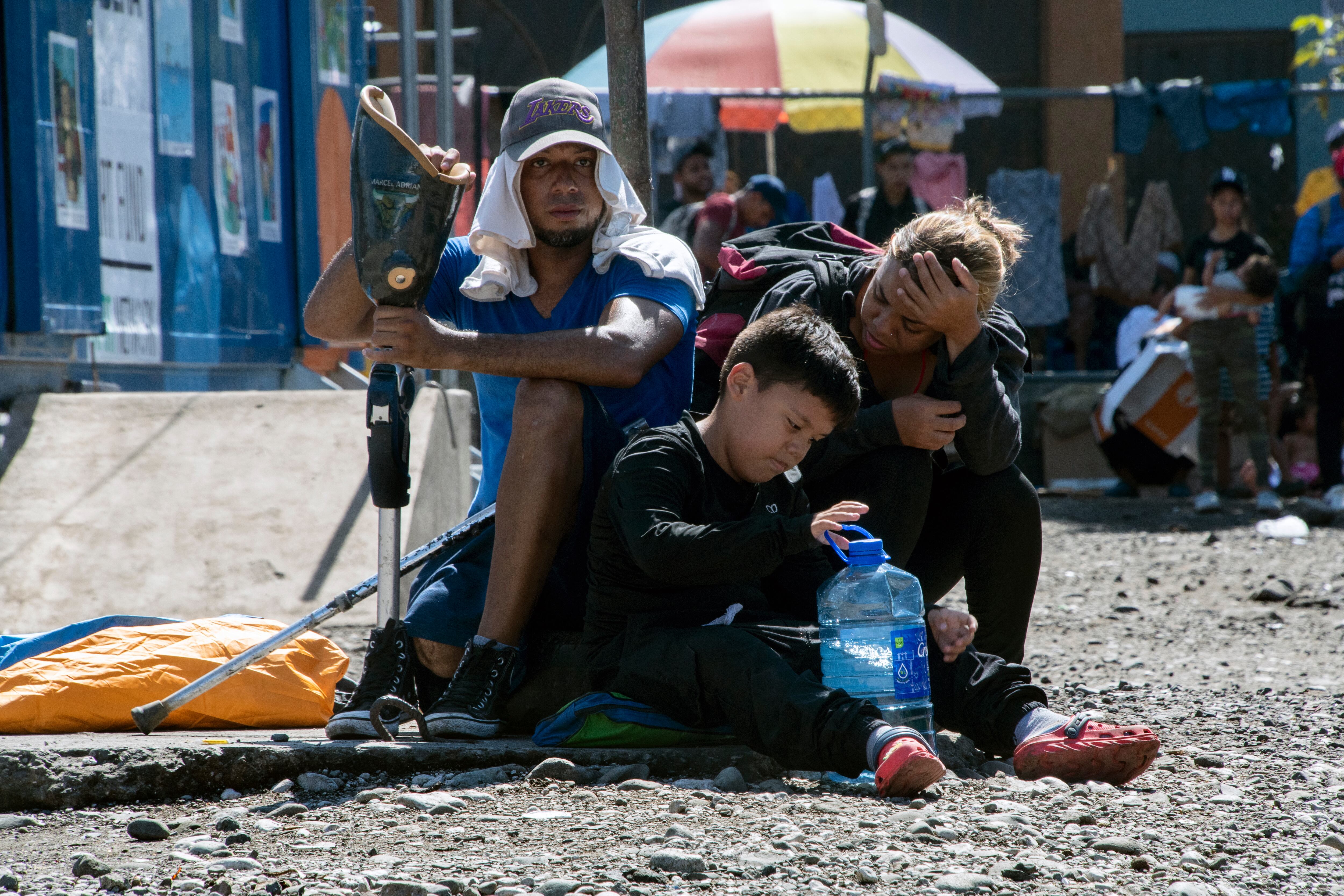 Marcel, un venezolano de 30 años, su esposa Andrea, de 27 años, y su hijo adoptivo Samuel, de 8, recorrieron 4.300 km desde Colombia hasta Estados Unidos.