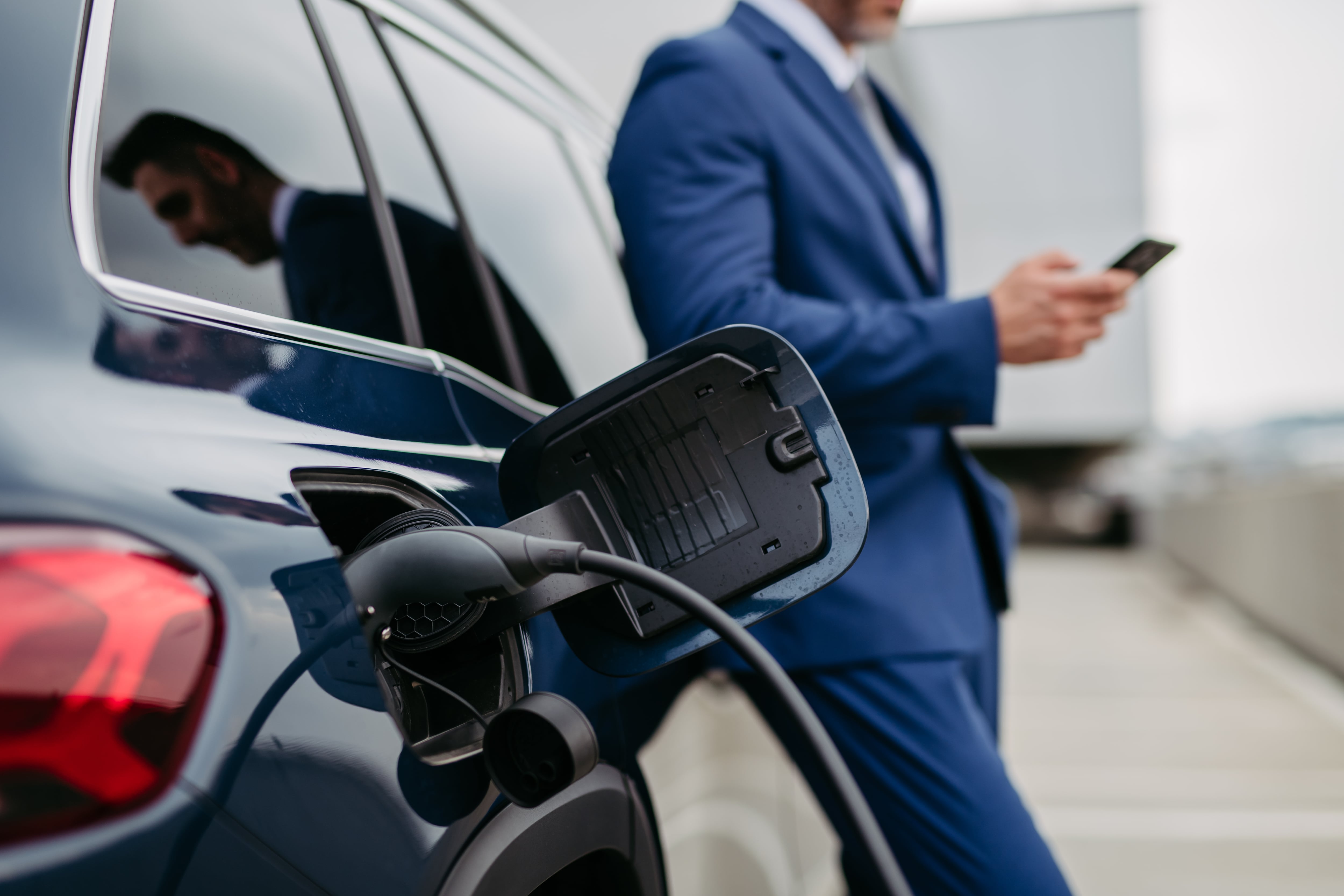 El crecimiento del mercado eléctrico presiona la capacidad actual de carga en varias regiones del país.