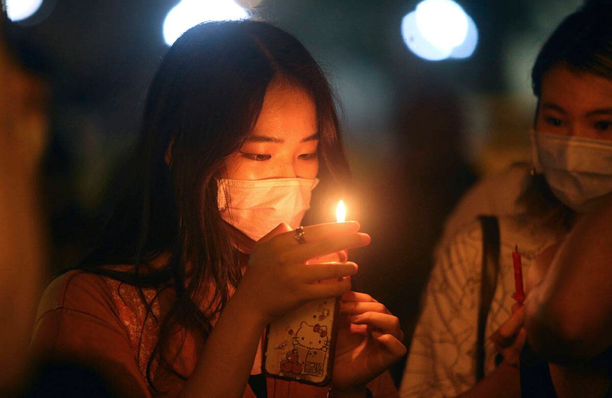 Cientos de participantes asisten a una vigilia a la luz de las velas en la Plaza de la Democracia en Taipei, Taiwán, el jueves 4 de junio de 2020, para conmemorar el 31 aniversario de la represión militar china contra el movimiento prodemocrático en la Plaza Tiananmen de Beijing. (Foto AP / Chiang Ying-ying)
