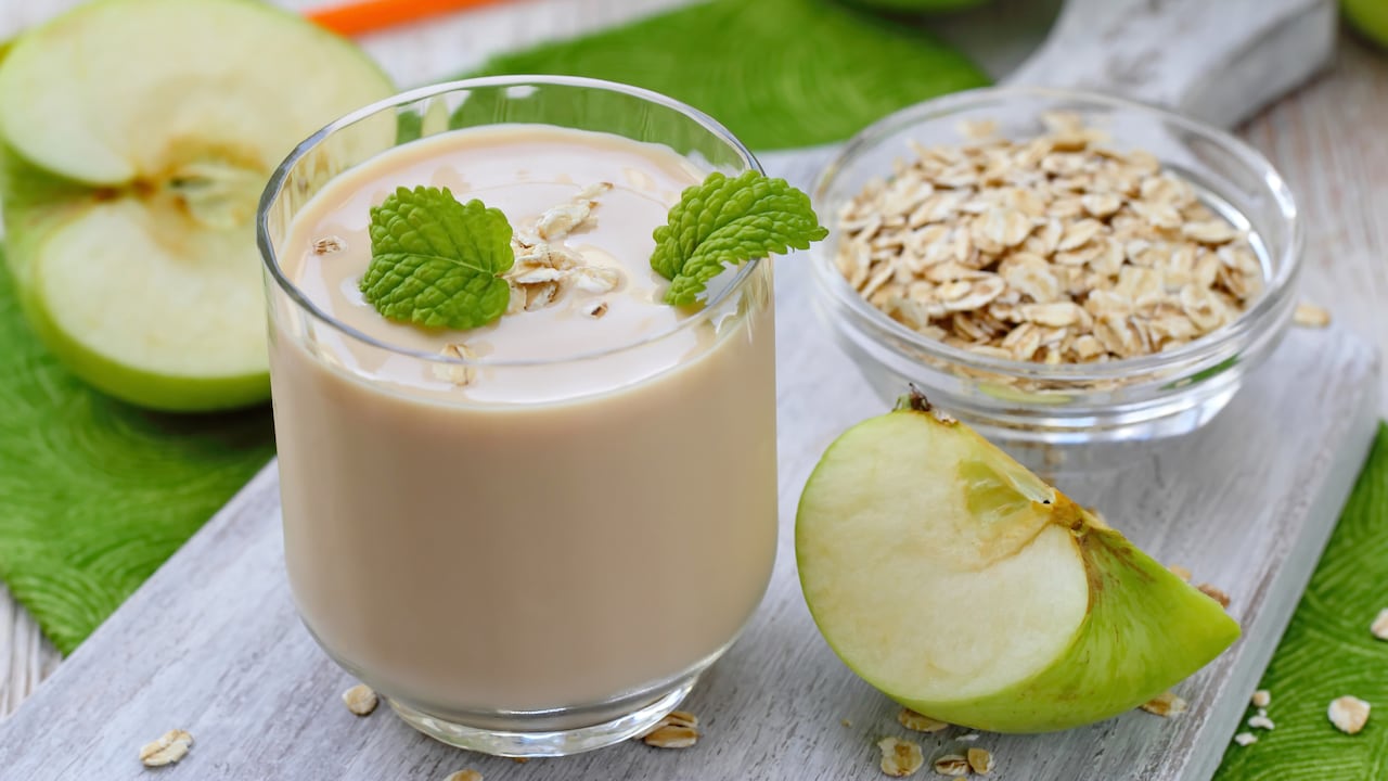 La avena y la manzana ofrecen diversos beneficios digestivos.