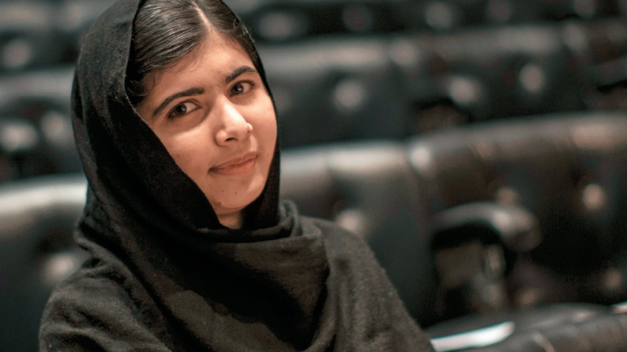 A pesar de que Malala Yousafzai es toda una personalidad internacional, honrada por presidentes, reyes y celebridades, sigue fiel a sus costumbres culturales y religiosas de vestir el tradicional ‘hiyab’.