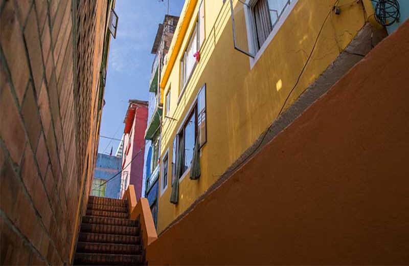 El Juan XXIII, un barrio de invasión en la calle 66 con carrera primera, y que alguna vez fue el más peligroso de Bogotá, se pintó de colores en el año 2000 en un trabajo conjunto entre la alcaldía local y las pandillas de la comunidad para promover la reconciliación. Hernando Gómez suele llevar a sus paseantes allí para mostrarles los callejones de estilo medieval que, según él, son fascinantes. Foto: David Amado-Semana.