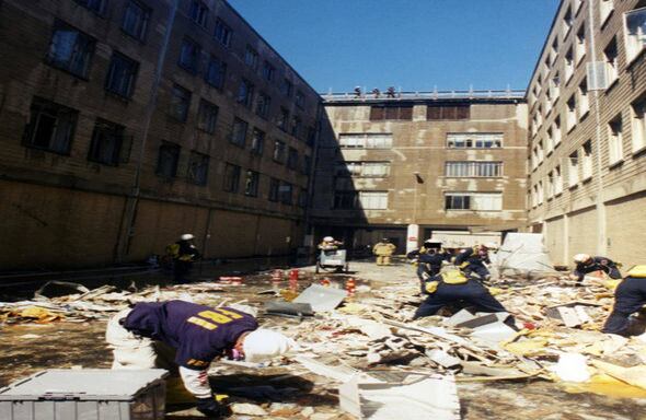 Agentes del FBI en el terreno. antes de chocar contra la pared del Pentágono, el avión cortó varias farolas en la calle y el ala derecha golpeó un generador eléctrico. Foto: FBI