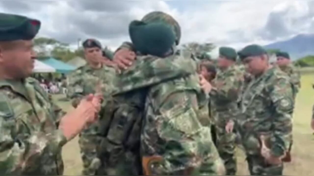 Entre lágrimas y abrazos, los conmovedores momentos del retiro de 70 soldados profesionales.