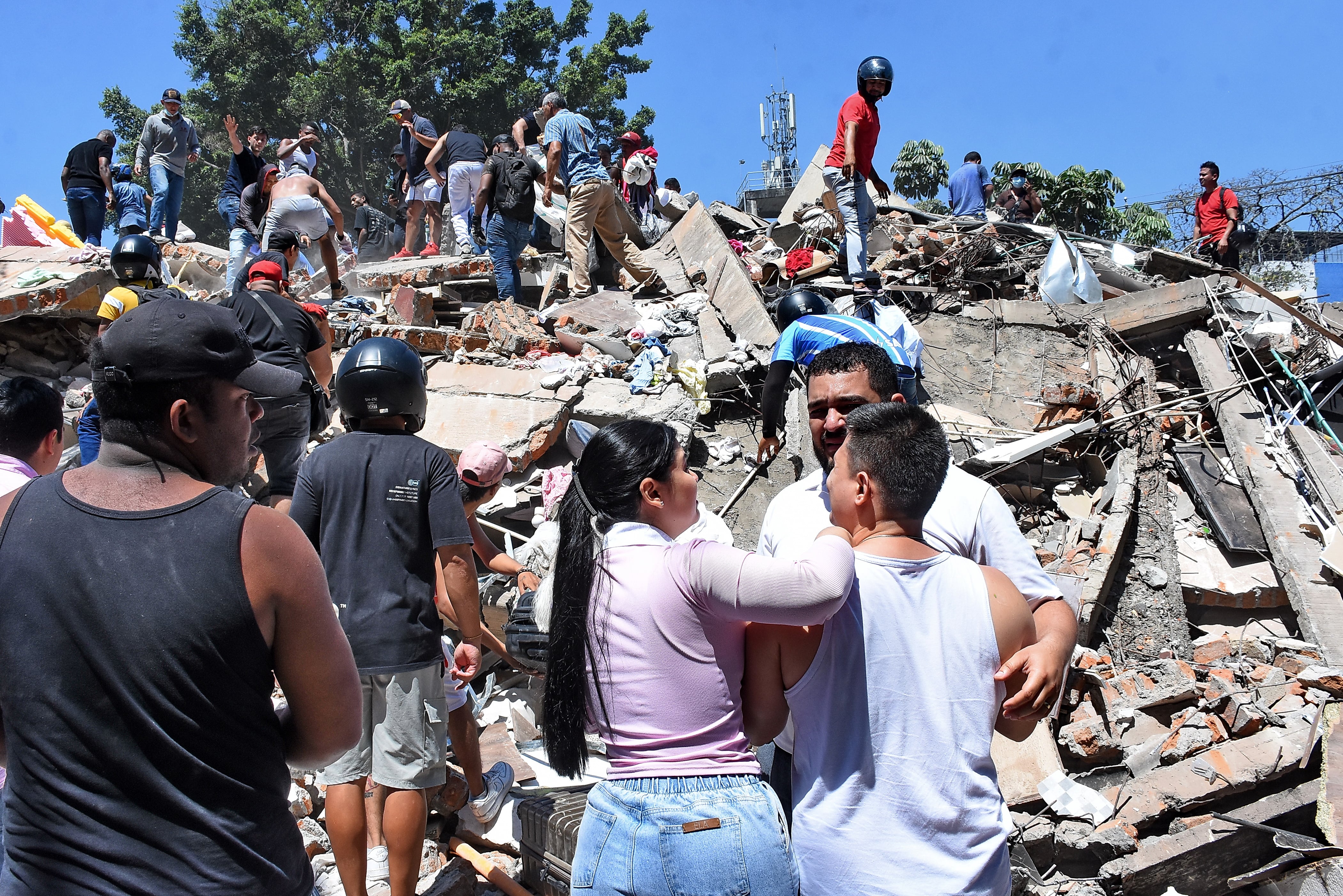 Terremoto en Cali, Colapso de infraestructura en diferentes lugares de la ciudad. Clínica de Colores, DESA, Galería Alameda, Edificaciones sobre la avenida roosvelt y al frente del coliseo de Hockey Miguel Calero.