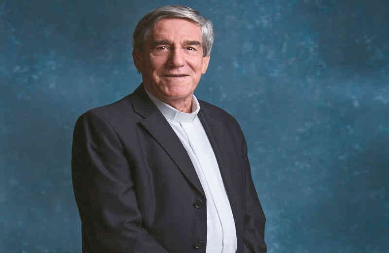 Monseñor Jairo Uribe. “Tener casa propia no es riqueza, pero no tenerla sí es pobreza”, es el eslogan de una de las fundaciones más prestigiosas de la Iglesia católica en el suroeste del país: la Corporación Diocesana Pro Comunidad Cristiana. Monseñor Jairo Uribe Jaramillo es un sacerdote lleno de humor y con un corazón tan grande como su nariz, de la cual él mismo hace chistes. Uribe es el arquitecto de una fundación que ya cumple 43 años y opera desde Cartago, Valle del Cauca, aunque ya logró extender sus proyectos hacia otras regiones como el Eje Cafetero y Chocó. La fórmula de su éxito es sencilla: canalizar bondad y solidaridad. Esos dos conceptos acompañados de una buena gestión le permitieron sumar 35 aliados estratégicos, que van desde empresas privadas y entidades oficiales hasta organismos internacionales que creen en sus obras.  Los resultados hablan por sí solos; hoy la corporación se da el lujo de mostrar cifras sorprendentes como 27.000 casas construidas y 32.000 mejoradas. También tiene en marcha una entidad crediticia para familias que no tienen acceso al sistema financiero; promueve huertas caseras para ancianos; sostiene tres comedores; dirige el banco diocesano de alimentos y hasta un ropero. Dicho en otras palabras, la Corporación Diocesana se convirtió en un laboratorio social de la mano de un sacerdote que se puso el overol y comprendió que, para tejer comunidades, se debe empezar por brindarles techo propio a las familias más necesitadas y a partir de allí construir el concepto de hogar, familia y sociedad.