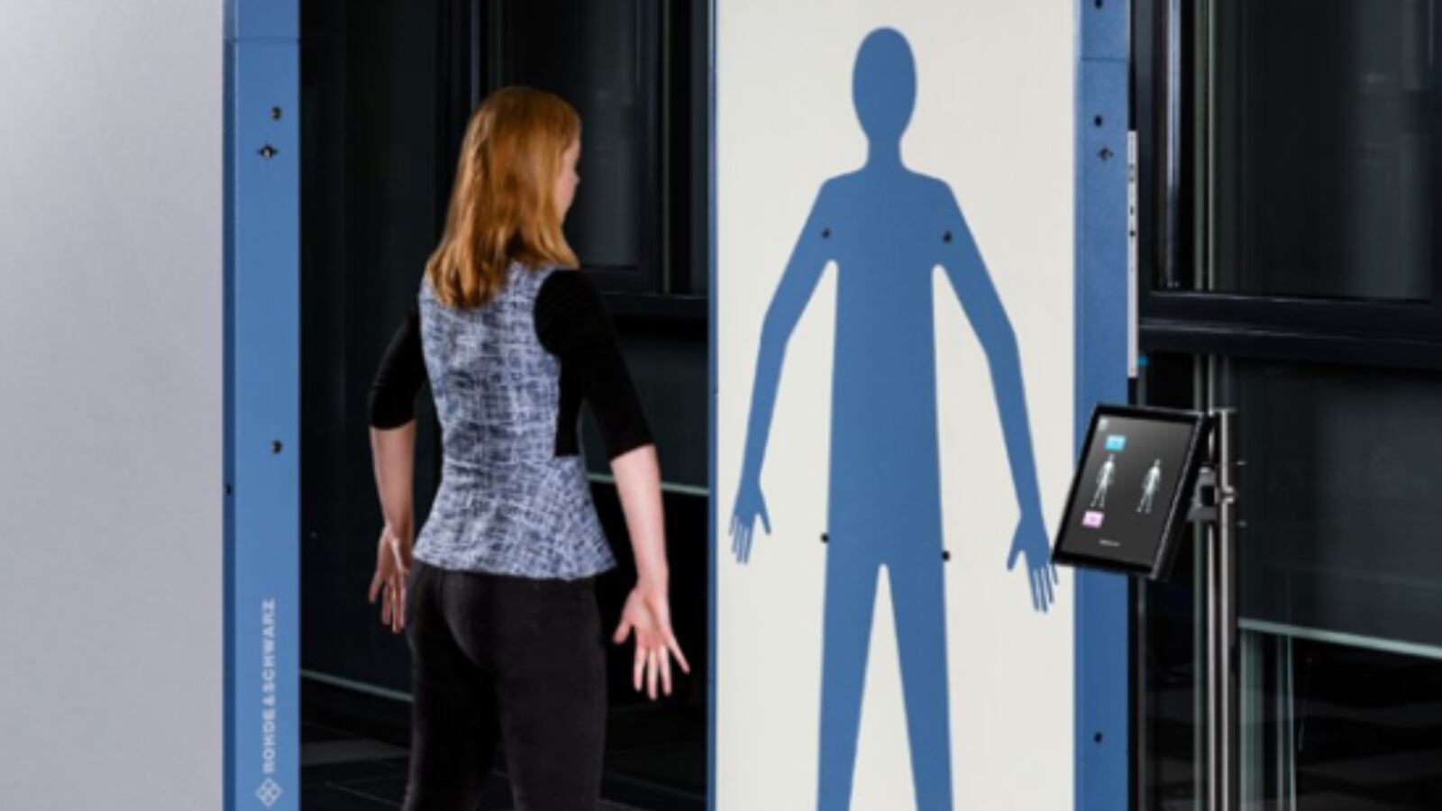 Las unidades de AIT examinan a las personas sin contacto físico