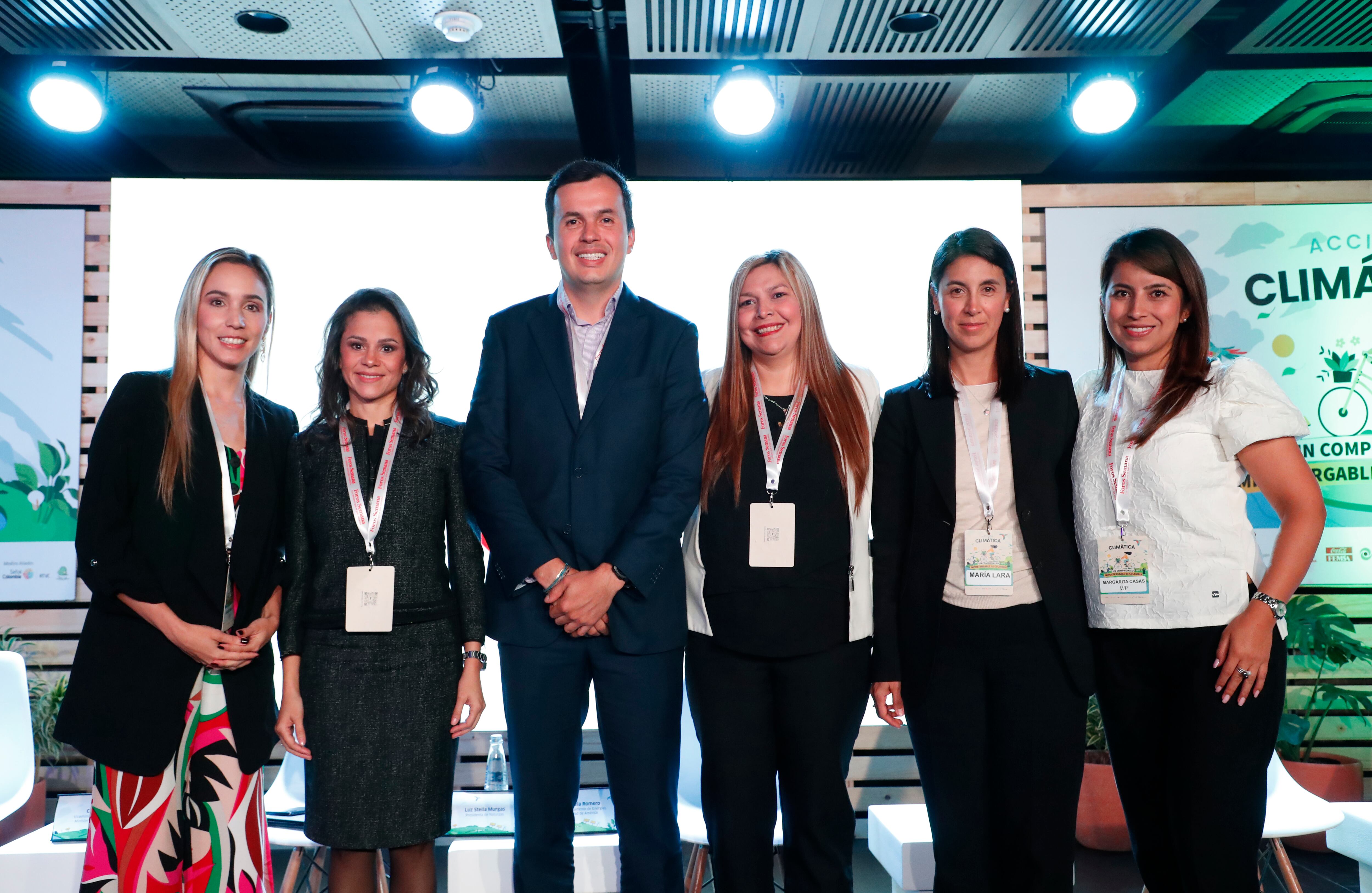 Carolina Montoya, líder de Sostenibilidad de Minsait en Indra Company para la Región Andina y el Cono Sur; Luz Stella Murgas, presidenta de Naturgas; Cristian Díaz, viceministro (e) de Energía del Ministerio de Minas y Energía; Adriángela Romero, docente Departamento de Energías de la Universidad de América; María Lara, directora Asuntos Corporativos Latam Colombia; y Margarita Casas, Socia de ESG de PwC Colombia.