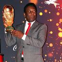 Pelé ha levantado la copa por tres veces en su historia.