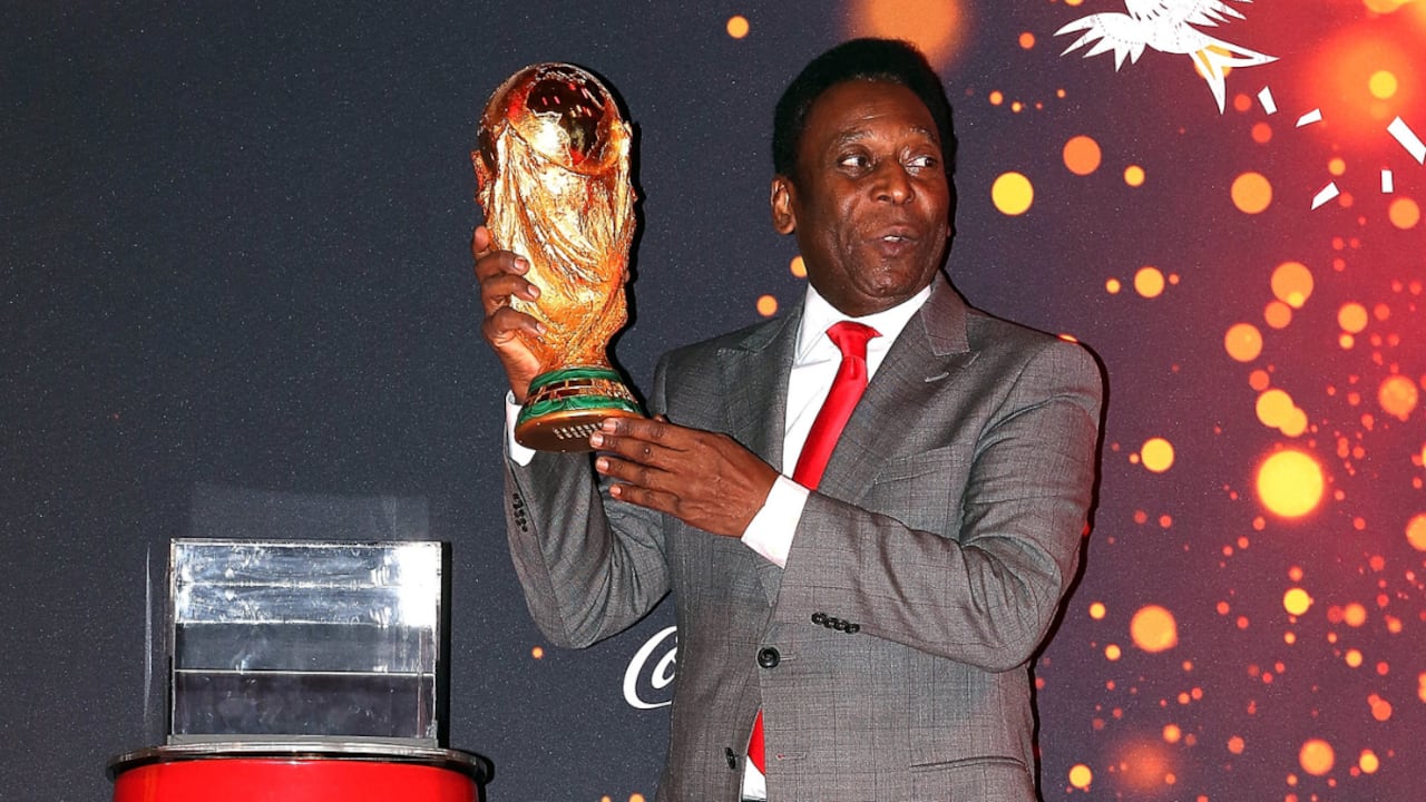 Pelé ha levantado la copa por tres veces en su historia.