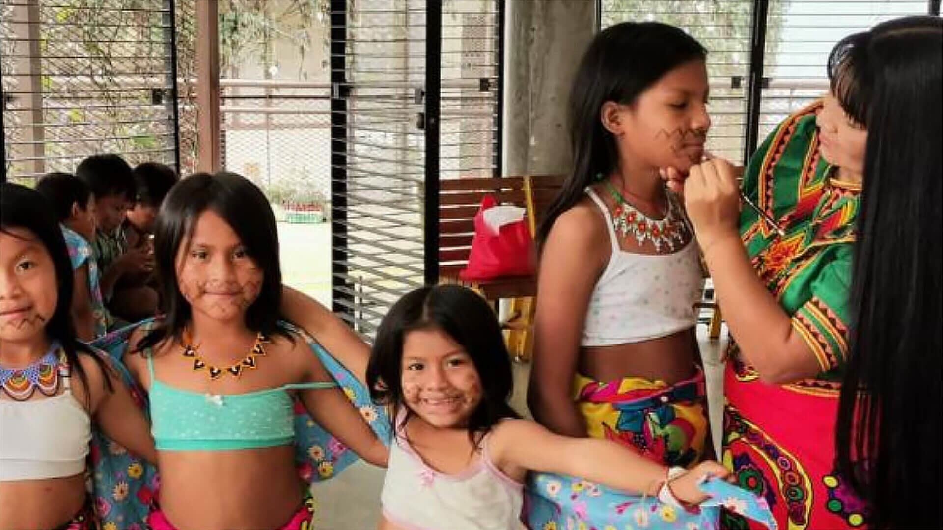 Integrantes del Colectivo de Mujeres Eumara, con algunos de sus hijos.