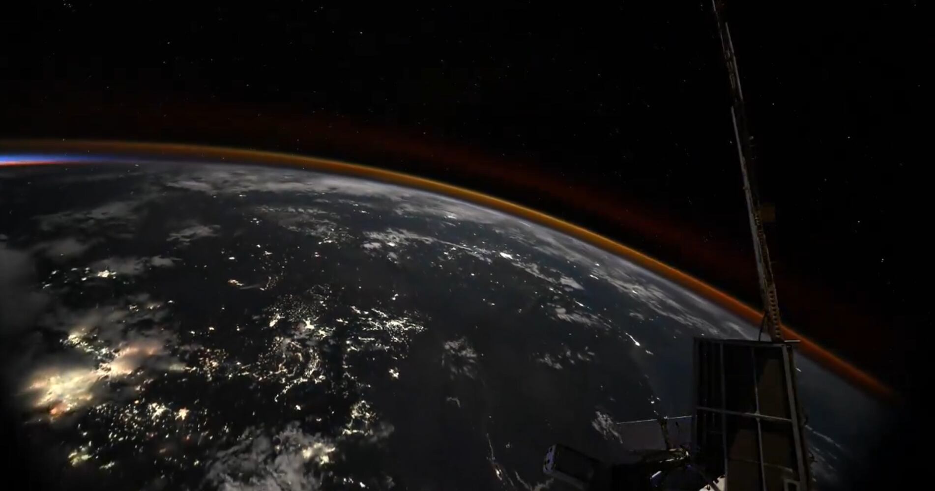 Un giro de 180 grados en la Estación Espacial Internacional permitió al astronauta Don Pettit capturar una aurora boreal en todo su esplendor, en un video que ha sorprendido por su belleza y singularidad.