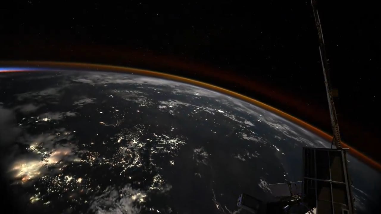 Don Pettit grabó una aurora boreal mientras la estación espacial rotaba sobre la Tierra.