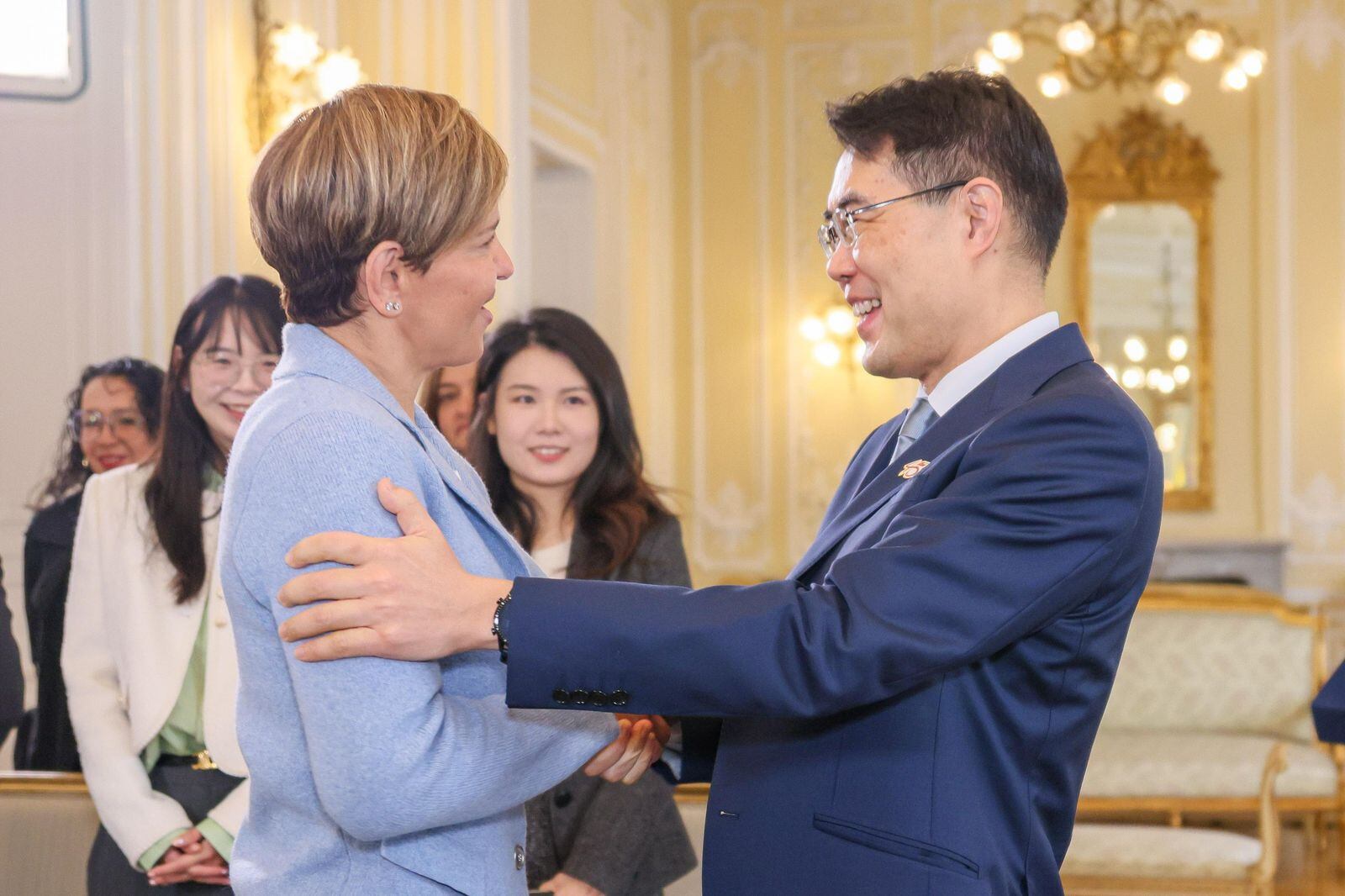 Verónica Alcocer y el embajador de China en Colombia, Zhu Jingyang