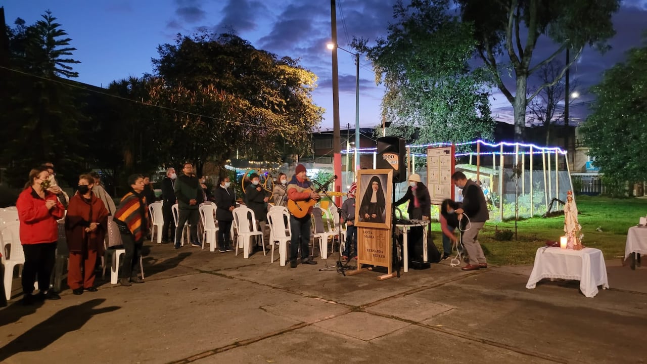 La comunidad de Villemar, en la localidad de Fontibón en Bogotá, desafía el frío para rezar la novena. No tienen templo, pero se reúnen a diario a las 5.30 de la madrugada