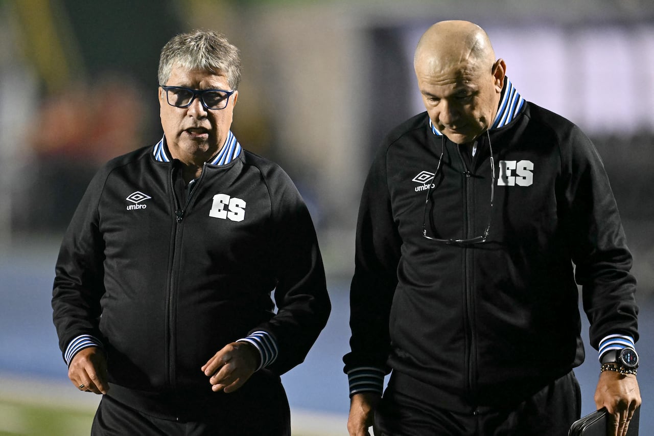 El entrenador colombiano de El Salvador, Hernán Darío 'Bolillo' Gómez (izq.), y el entrenador asistente colombiano, Edgar Carvajal (der.), gesticulan durante el partido de clasificación de la CONCACAF para la Copa Mundial de la FIFA 2026 entre Guatemala y El Salvador en el estadio Cementos Progreso de la ciudad de Guatemala el 4 de septiembre de 2025. (Foto de Johan ORDÉZ / AFP)