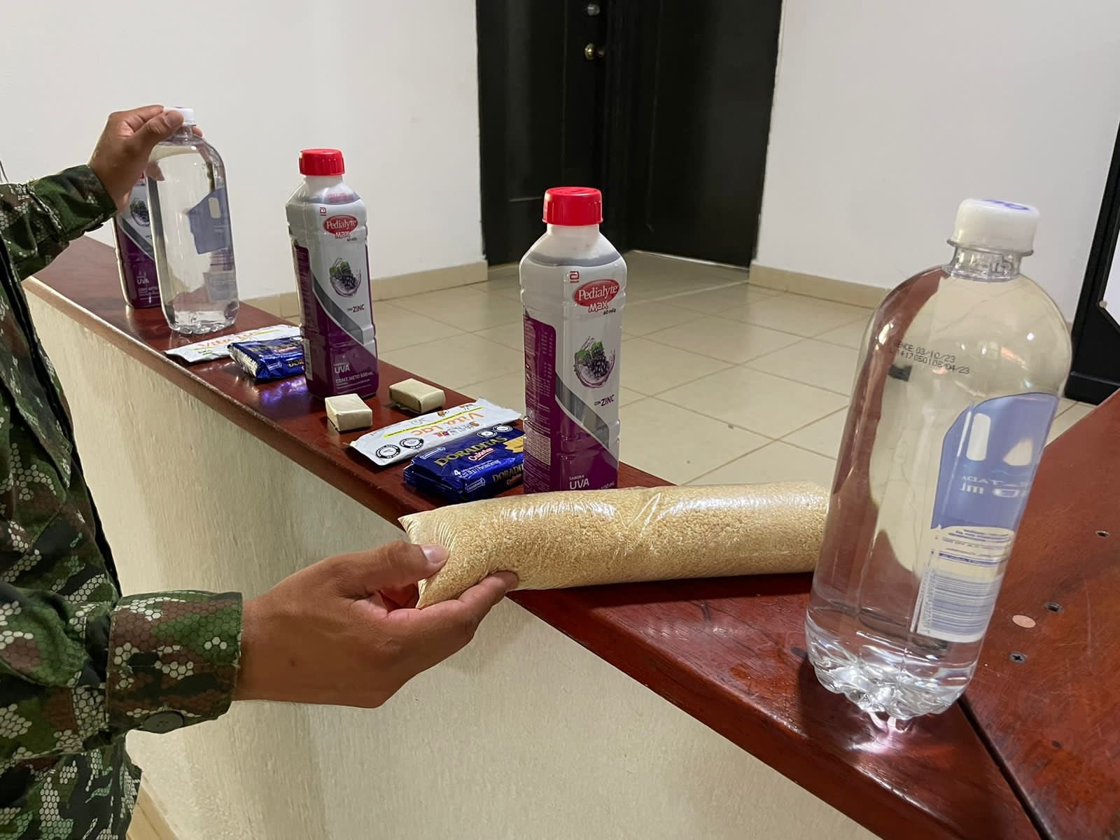 En la primera jornada fueron lanzados más de 100 kits de supervivencia.