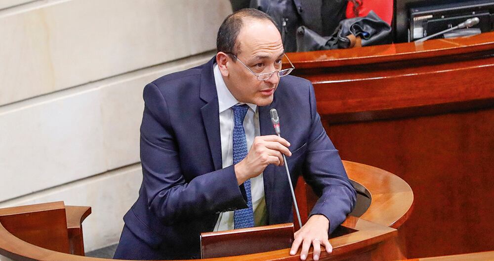 El magistrado Vladimir Fernández salió de la Procuraduría y de inmediato asumió como secretario jurídico de Presidencia. Sin embargo, no quedó contento con su liquidación.  