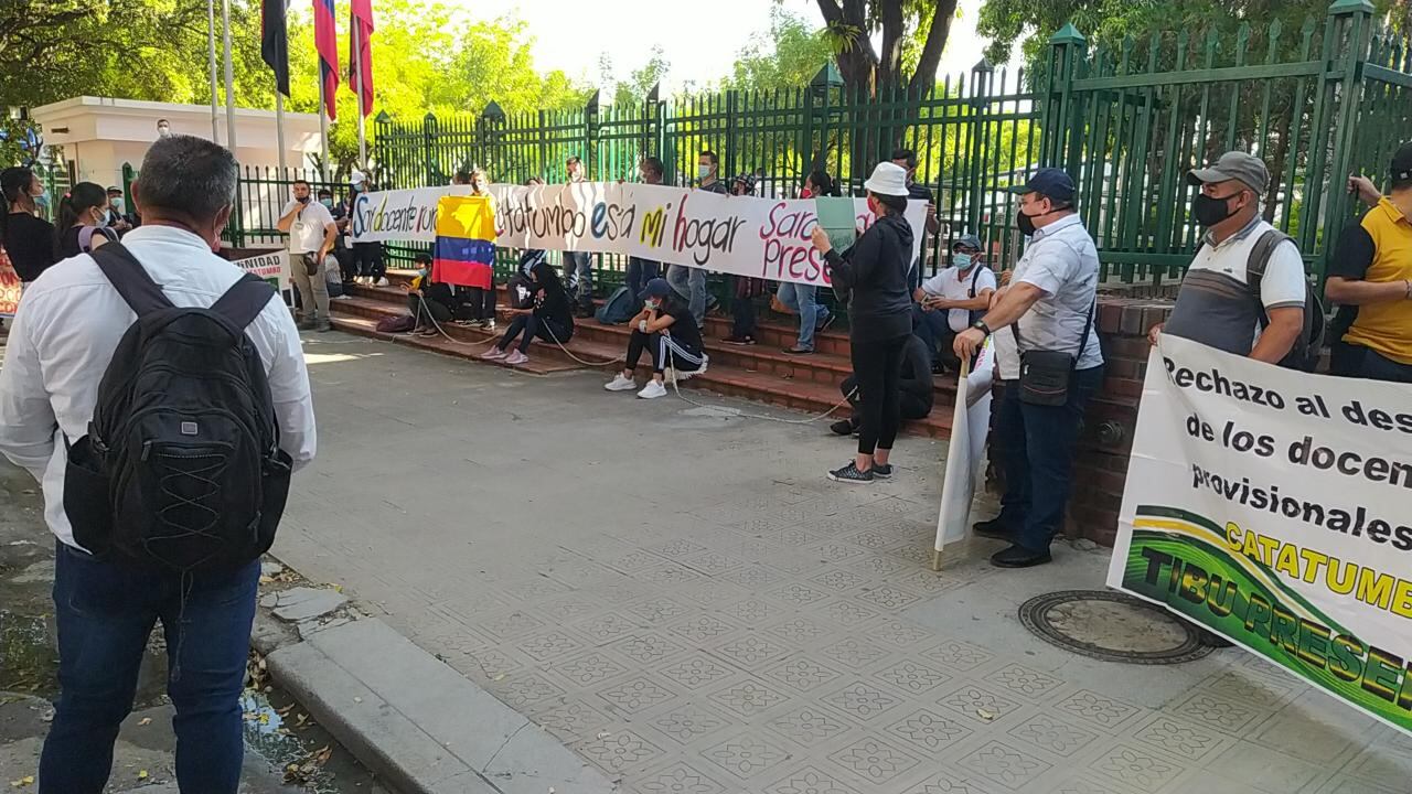Los docentes se concentraron ayer ante el edificio del gobierno departamental. Foto: Cortesía
