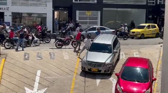 Varios vehículos sufrieron afectaciones.