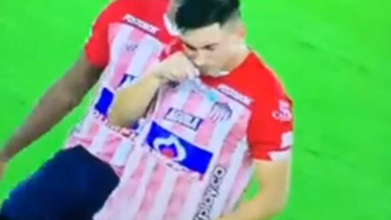 Fabián Ángel capturado en cámaras inhalando la sustancia en el juego ante Huila.
