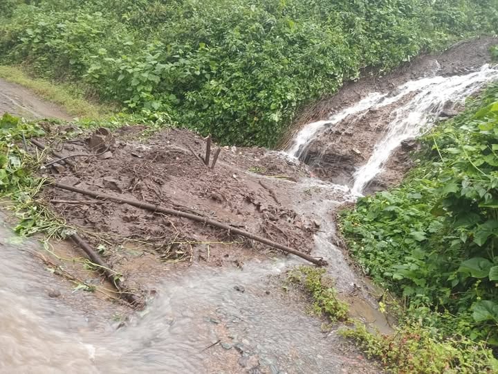 Las fuertes lluvias han causado deslizamiento de tierra en la zona rural.