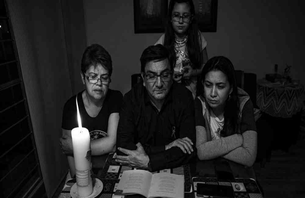  Es 20 de abril y en el hospital de Engativá ya está todo dispuesto para que nos entreguen su cuerpo; poco se puede hacer por un hombre de 93 años con un cuadro respiratorio agudo que requería una traqueotomía, en medio de una pandemia y en un país con una cama de cuidados intensivos por cada diez mil habitantes o al menos eso es lo que se conoce. David Amado-SEMANA