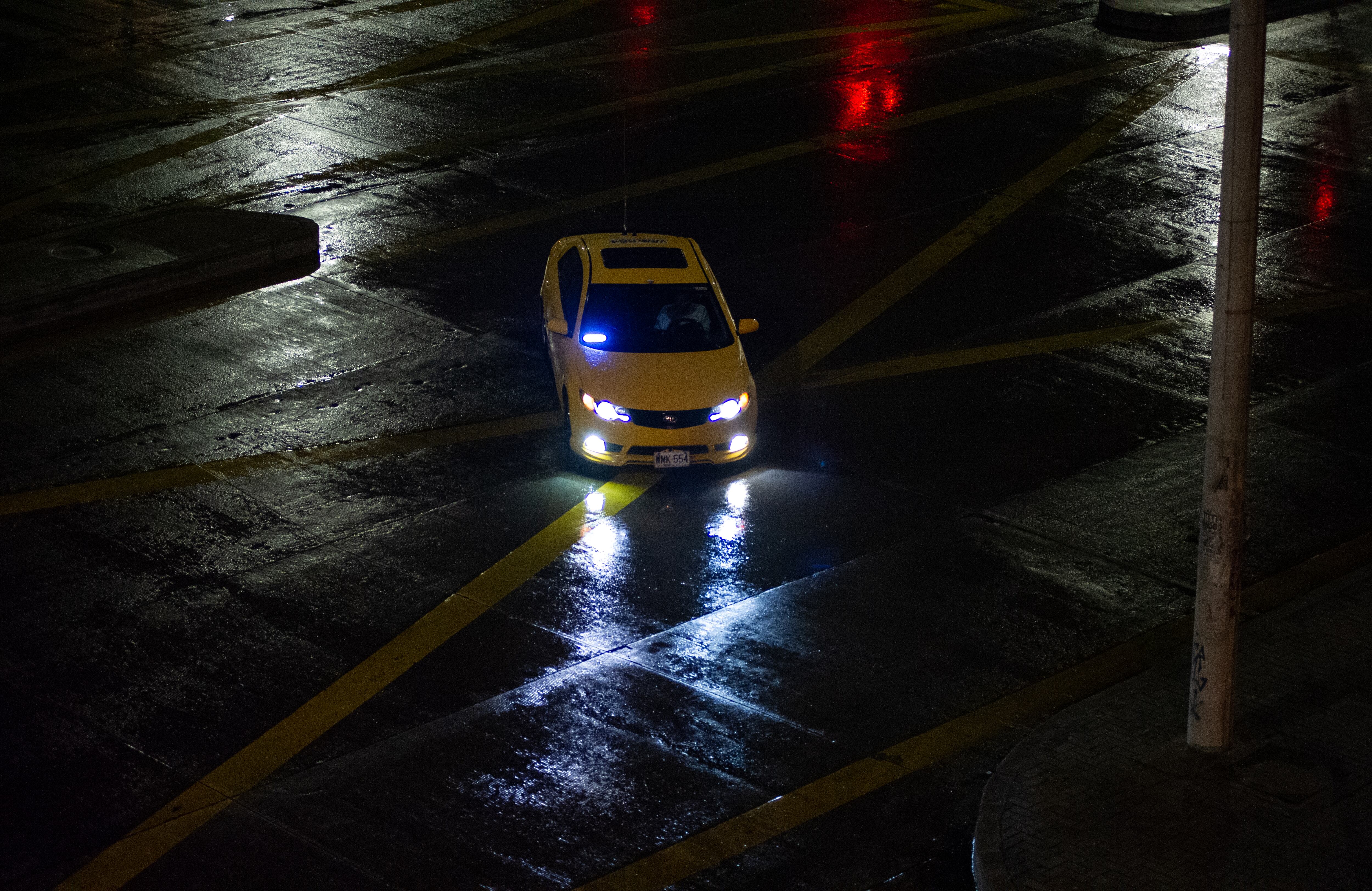 Taxistas en Bogotá exigen a las autoridades investigar las circunstancias al rededor de la muerte de Jhon Fredy Quiceno, un taxista de 28 años, en la localidad de Ciudad Bolivar en Bogotá. (Photo by Sebastian Barros/NurPhoto via Getty Images)