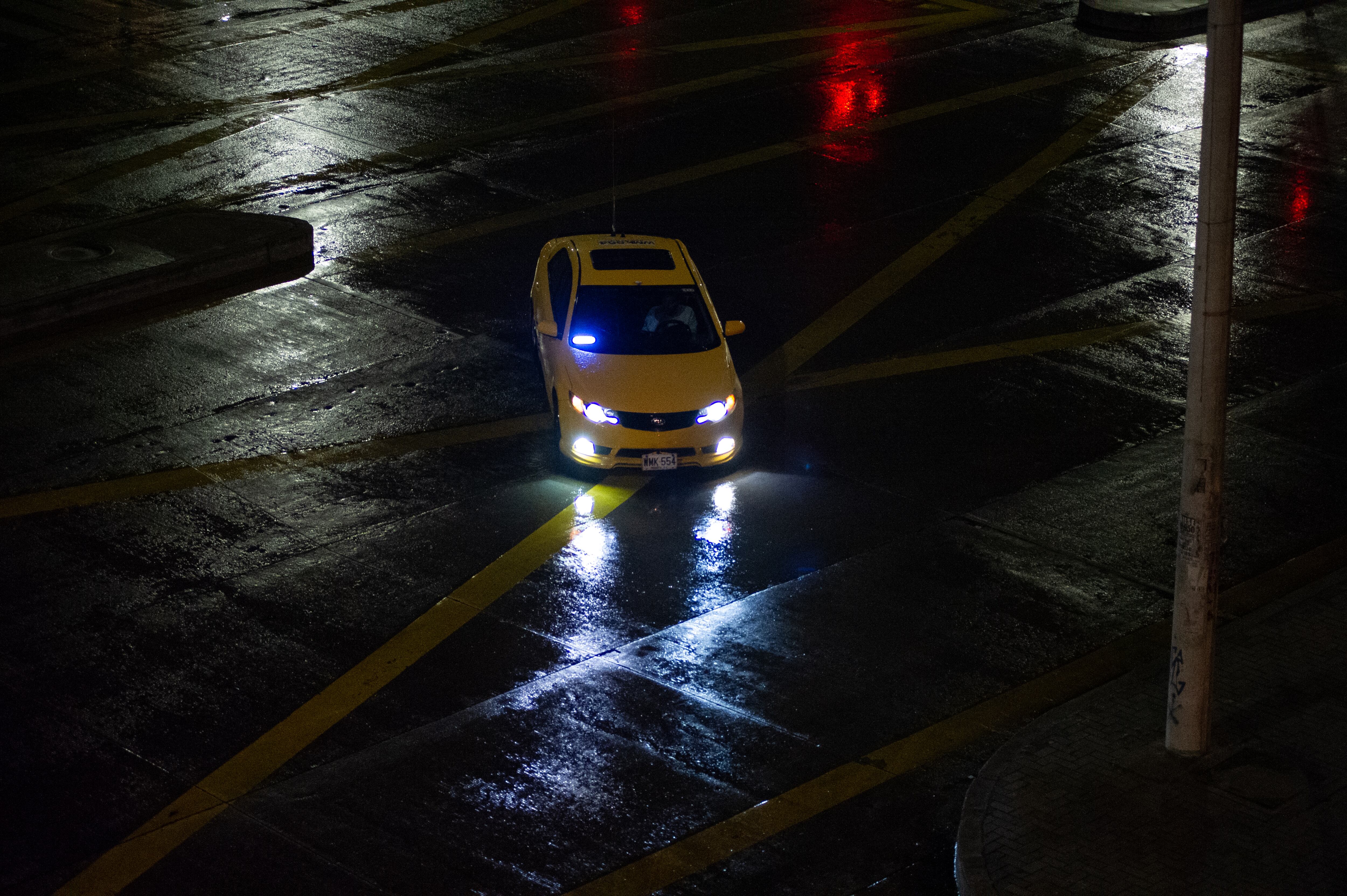 Taxistas en Bogotá exigen a las autoridades investigar las circunstancias al rededor de la muerte de Jhon Fredy Quiceno, un taxista de 28 años, en la localidad de Ciudad Bolivar en Bogotá. (Photo by Sebastian Barros/NurPhoto via Getty Images)