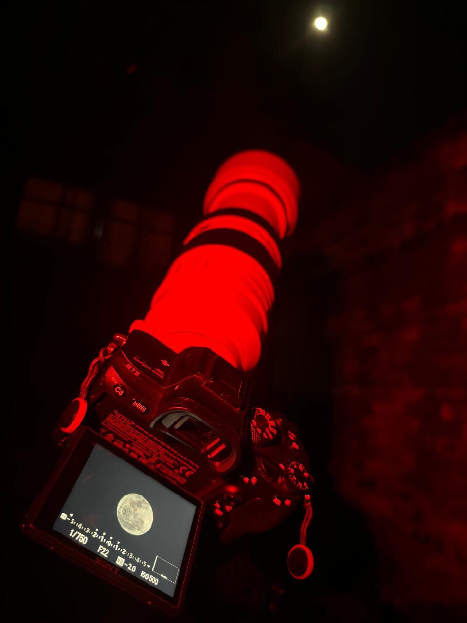 Fotografía de la luna llena en Villa de Leyva con teleobjetivo y trípode.