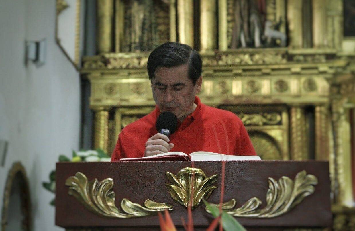 El ex ministro del Interior leyó el evangelio en la Catedral de Fontibón. Foto: 