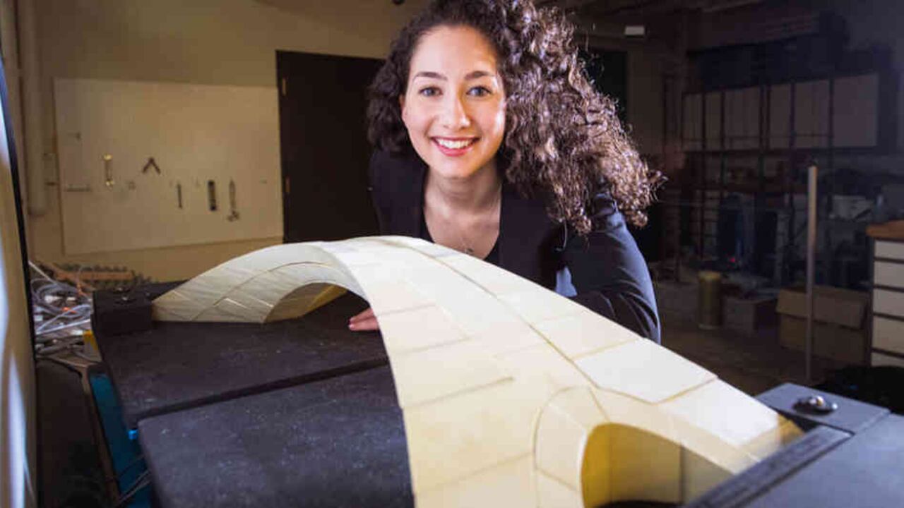 La ingeniera Karly Bast y sus colegas hicieron una réplica a escala 1:500 del puente diseñado por Da Vinci. Foto:Gretchen Ertl MIT/BBC