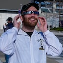 Craig Johnson, de West Lafayette, Indiana, se prueba sus gafas de eclipse en el Indianapolis Motor Speedway en Indianápolis, el lunes 8 de abril de 2024.