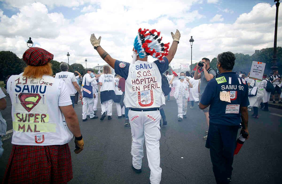 Un trabajador del hospital levanta los brazos mientras marcha durante una manifestación, el martes 16 de junio de 2020 en París. Foto AP / Thibault Camus