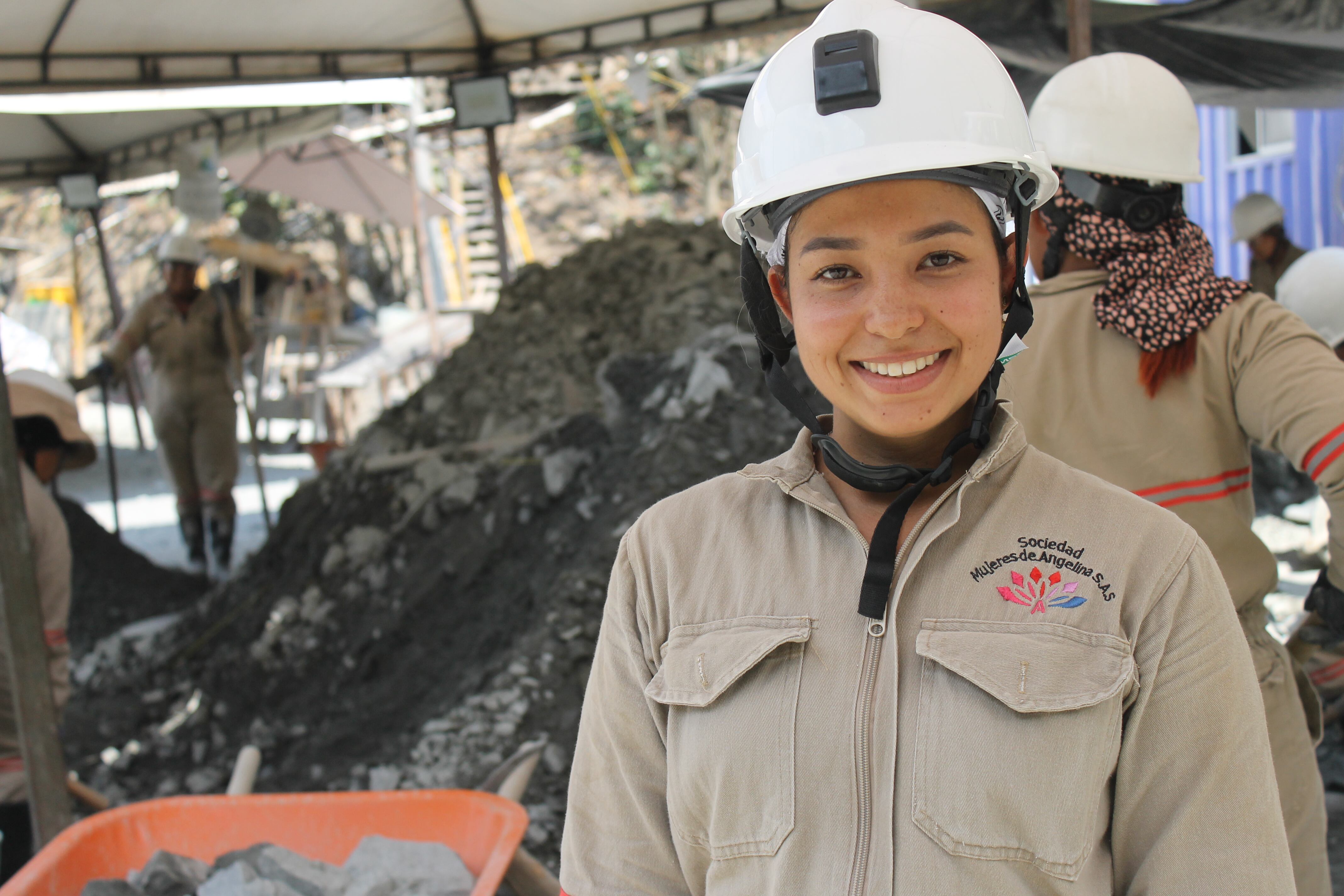 La Mina Buriticá cuenta con un robusto plan de Formalización Minera con 12 asociaciones, conformadas por cerca de 400 pequeños mineros, en su mayoría de Buriticá. En este proceso participan más de 180 mujeres mineras.