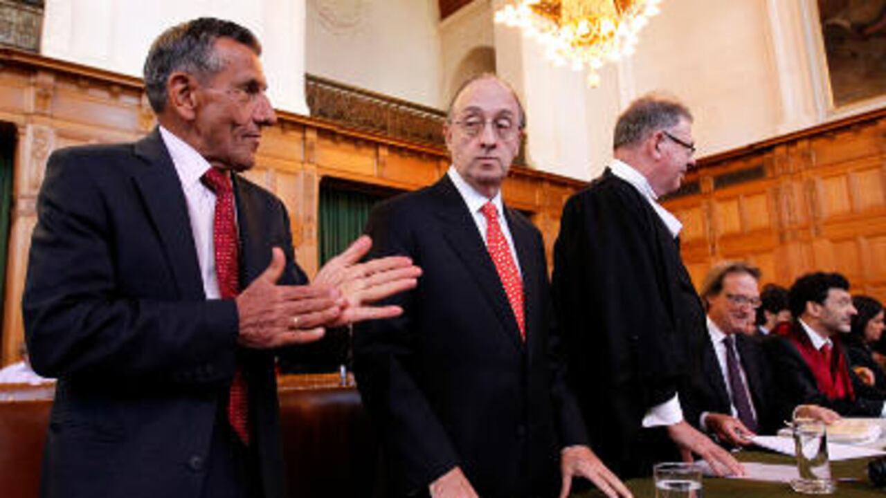 Julio Londoño Paredes (izquierda) y Guillermo Fernández de Soto (centro) son los agentes encargados de defender a Colombia ante La Haya por el diferendo con Nicaragua