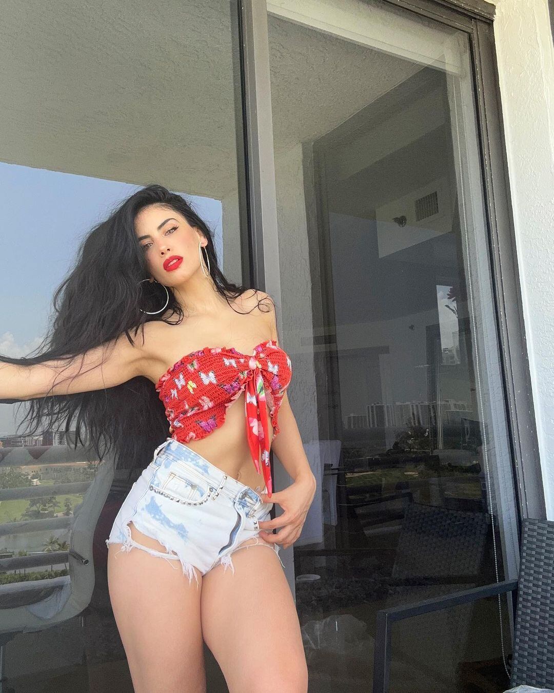 Jéssica Cediel tiene enamorados a sus fans con su carisma y escultural figura.