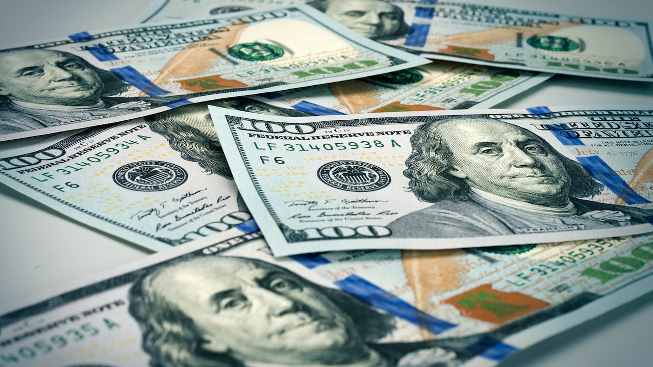 El precio del dólar en Colombia está muy cerca de los 5.000 pesos.