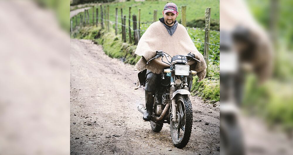 Yon tiene una desvencijada moto del año noventa: “Necesito un medio de transporte, porque si me ofrecen un trabajo no tendría cómo movilizarme”.