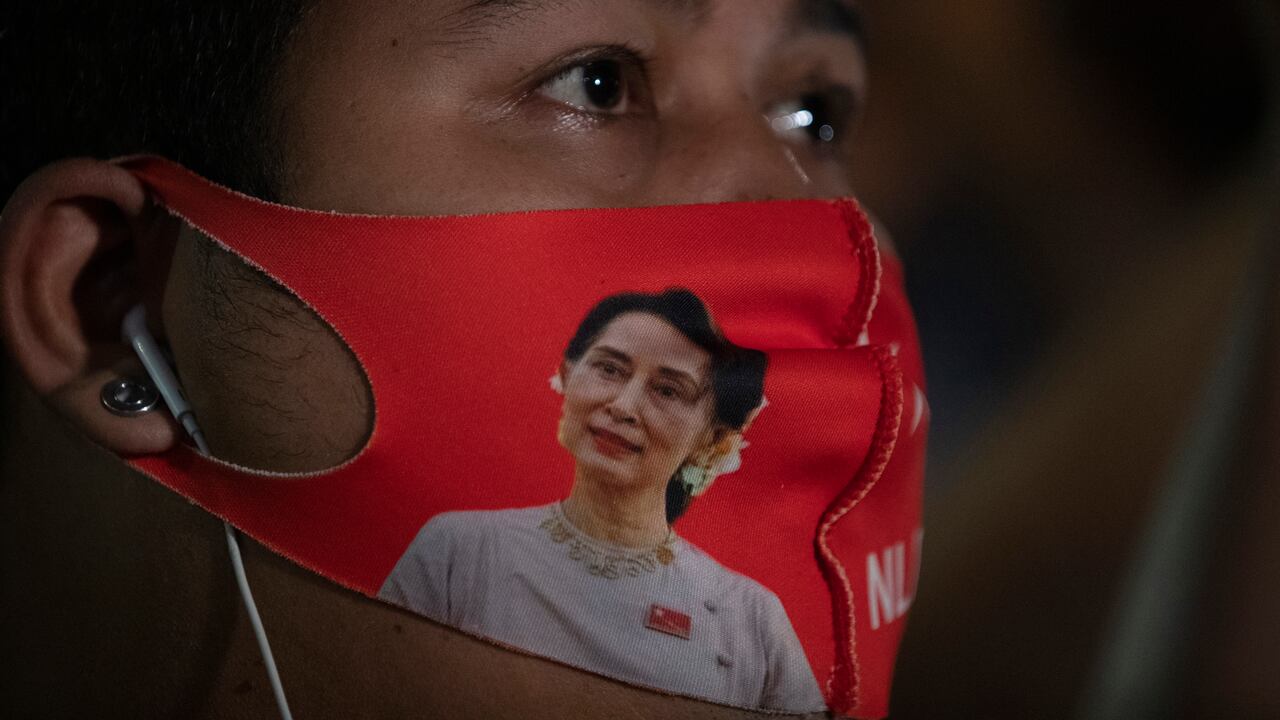 Un ciudadano de Myanmar que vive en Tailandia usa una mascarilla con una imagen del líder de Myanmar Aung San Suu Kyi durante una protesta frente a la embajada de Myanmar en Bangkok, Tailandia.