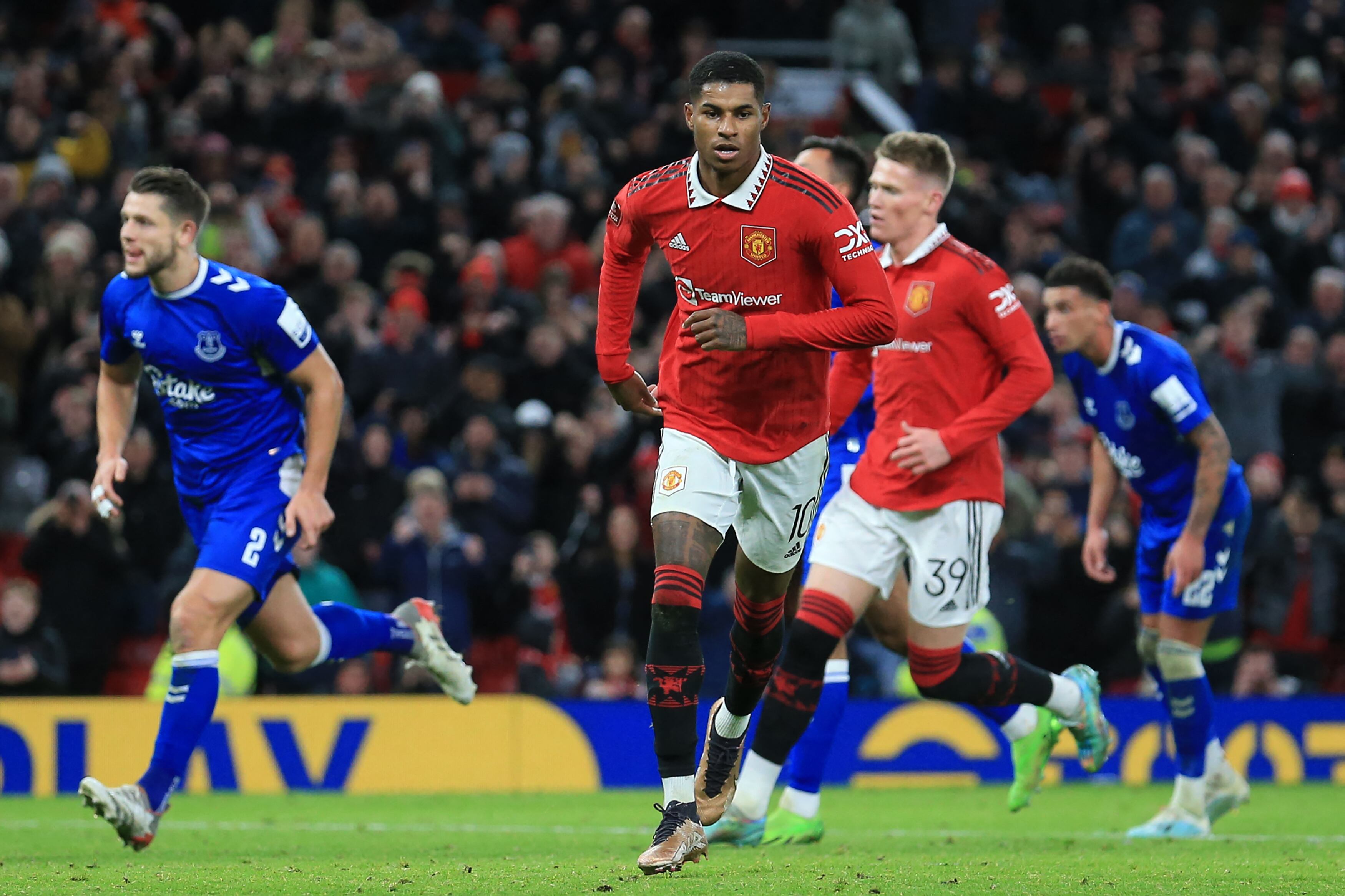 Marcus Rashford cerró el marcador ante Everton por 3-1.