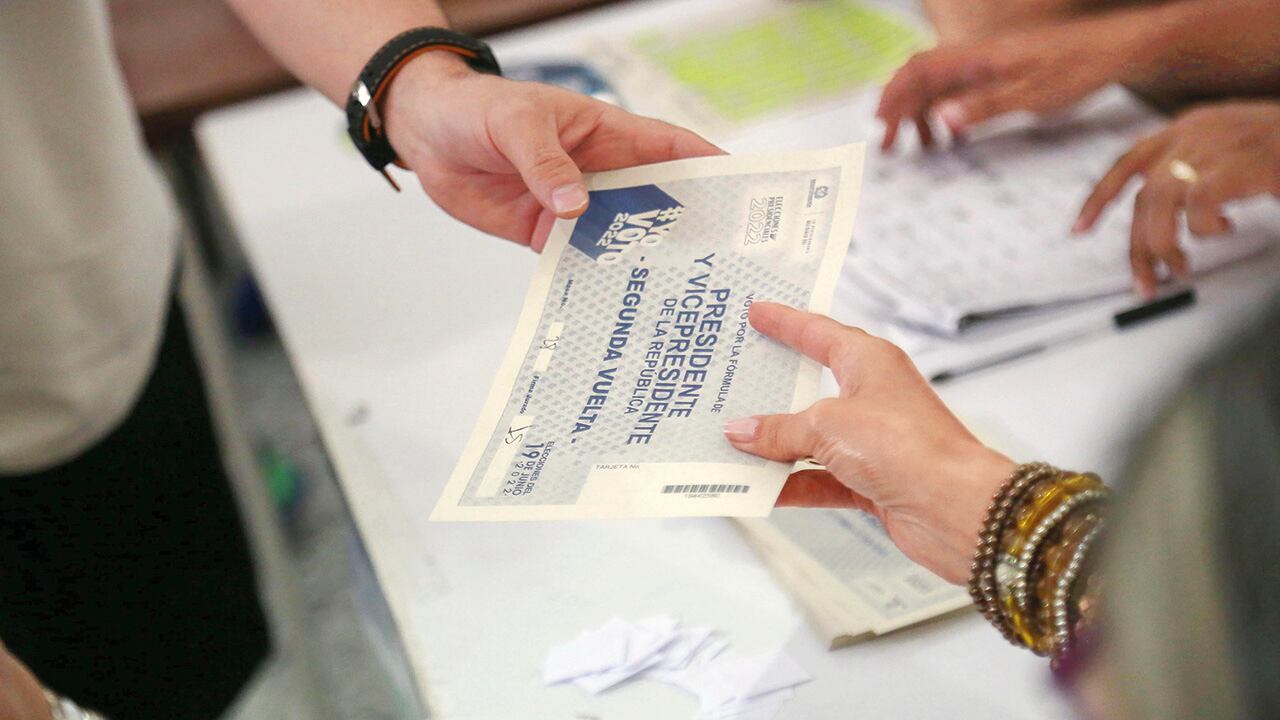 De acuerdo con organizaciones de derechos humanos, el constreñimiento electoral es tan evidente que en los pasados comicios en Jamundí y en municipios del Cauca fueron las disidencias quienes “custodiaron” los votos en las zonas rurales. 