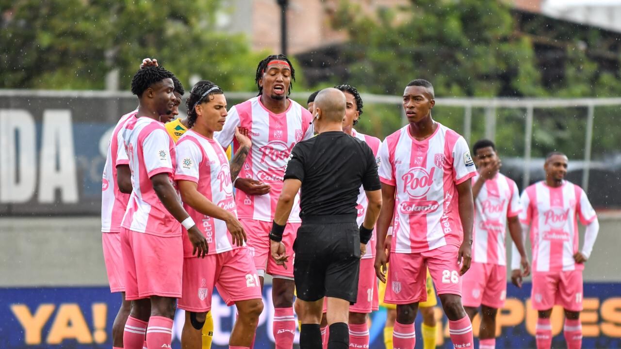 Los jugadores del Envigado no pudieron mantener al equipo en la Liga Betplay, tras caer este sábado 4 de octubre con Bucaramanga, de local, por 1-2.