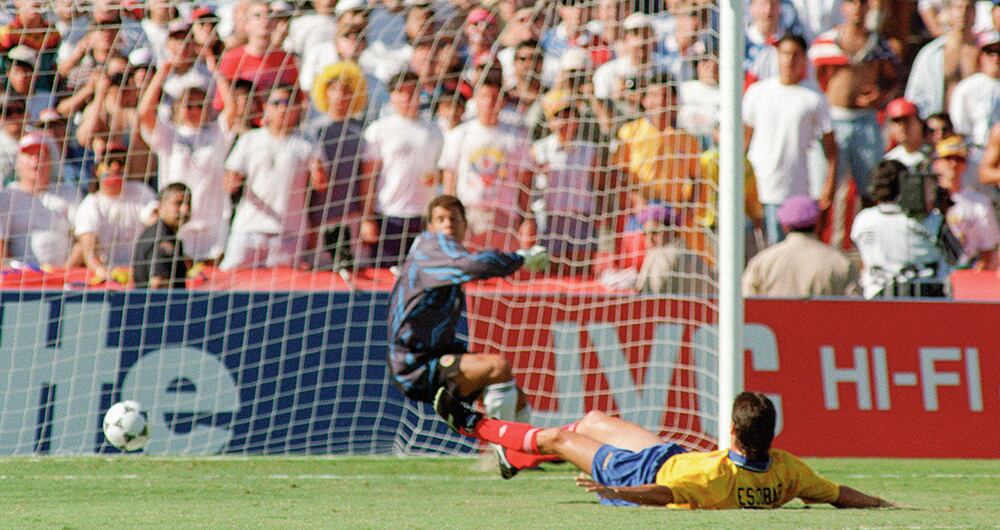 El 22 de junio de 1994, sexto partido de Andrés Escobar en los mundiales, anotó en su propia portería. 